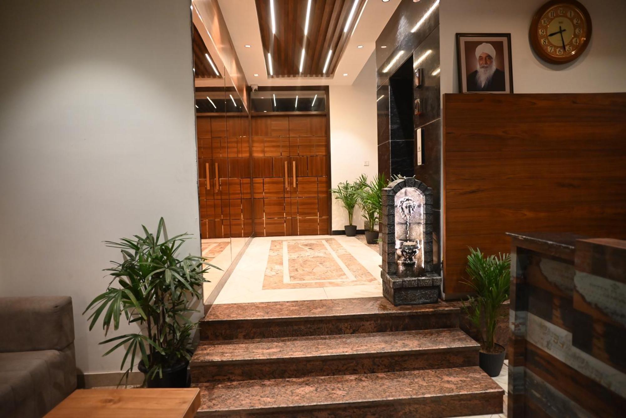 Hotel Lake View Chandīgarh Buitenkant foto