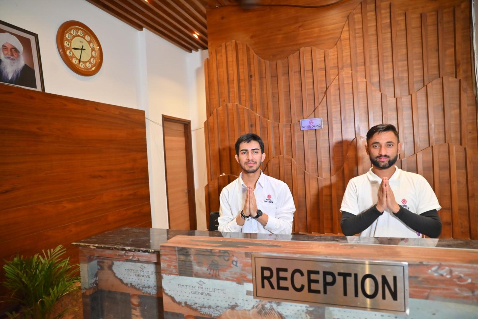 Hotel Lake View Chandīgarh Buitenkant foto