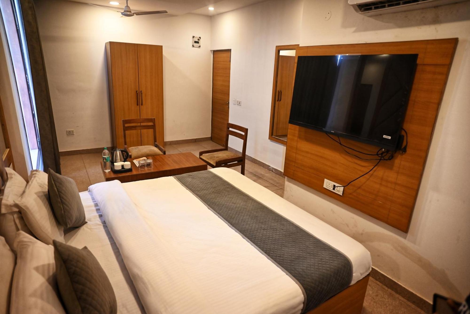 Hotel Lake View Chandīgarh Buitenkant foto