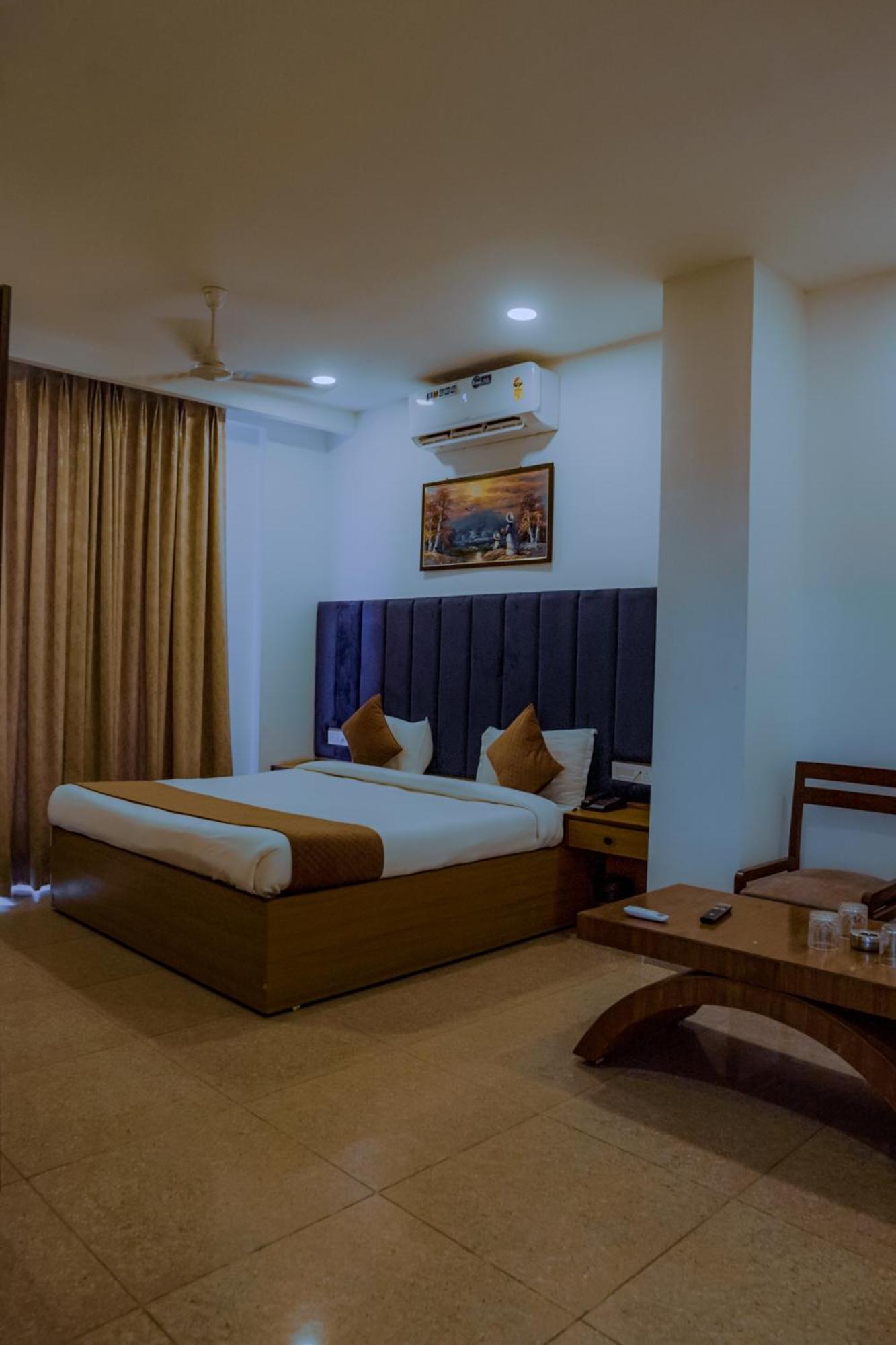 Hotel Lake View Chandīgarh Buitenkant foto