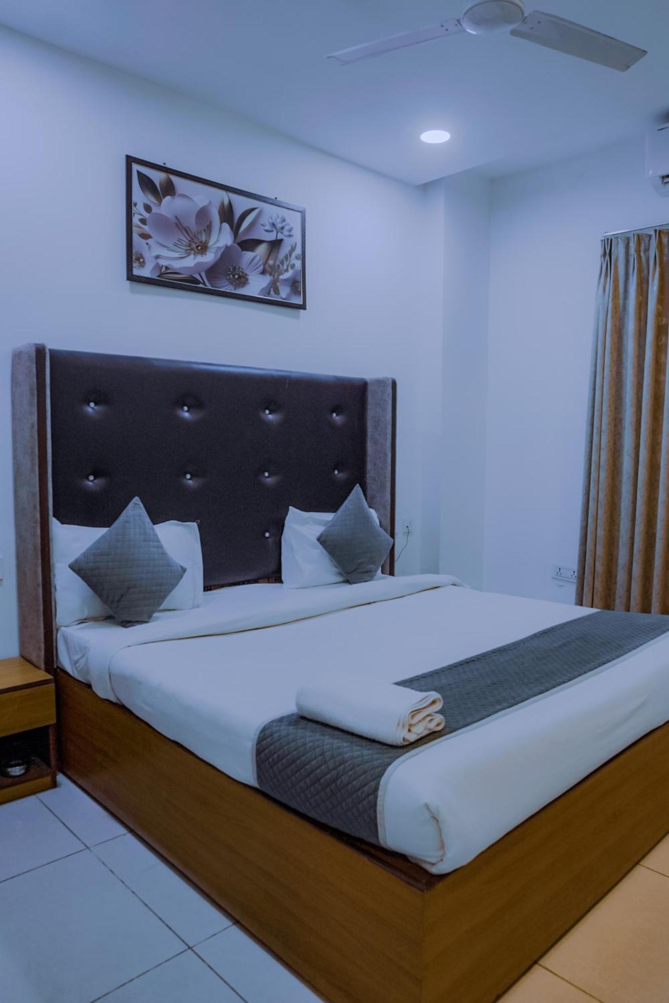 Hotel Lake View Chandīgarh Buitenkant foto